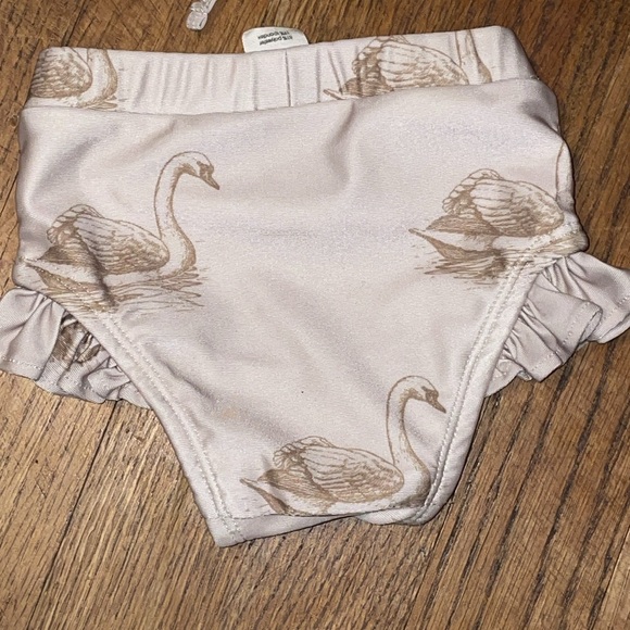 •KATE QUINN•3-6 MONTHS NATURAL & BROWN SWAN RUFFLE BIKINI SET - Picture 4 of 7